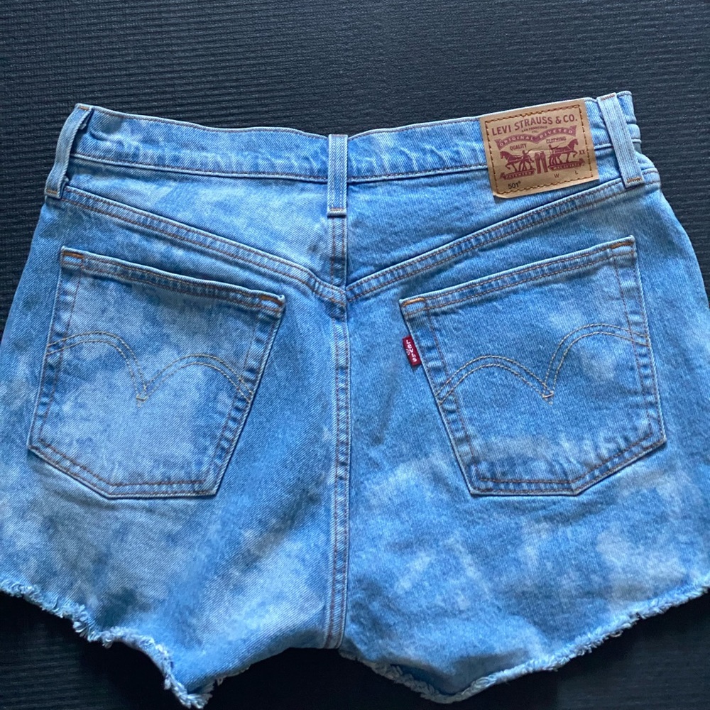 LEVIS MARBLED WASH HIGH WAISTED DENIM SHORTS